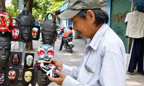 Người đàn ông hơn 30 năm đạp xe bán mặt nạ hát bội tự vẽ ở TPHCM