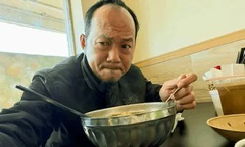 Nam nghệ sĩ SN 1976 sang Mỹ chỉ tìm quán chè, bánh mì, bún, nhắn nhủ 1 người: "Em về Việt Nam đây"