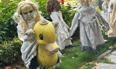 Rùng mình trang trí Halloween ở Hà Nội, tiểu thương Hàng Mã lý giải bất thường