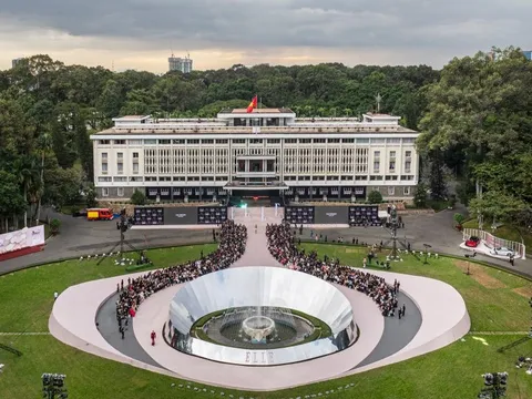 Gần 1.000 khách tham dự chương trình thời trang ELLE FASHION SHOW 2023