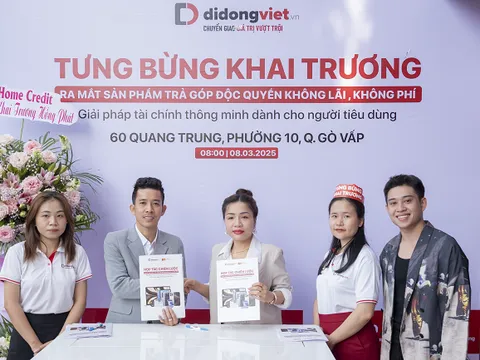 Hàng trăm khách hàng đến sớm trong ngày Di Động Việt khai trương trung tâm mua sắm công nghệ