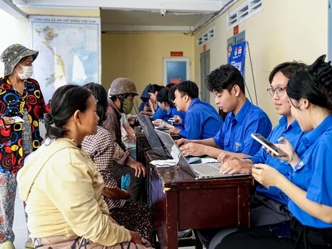 Những khoảnh khắc ấm áp tại các điểm đăng ký chương trình "Mang Tết về nhà" năm 2026