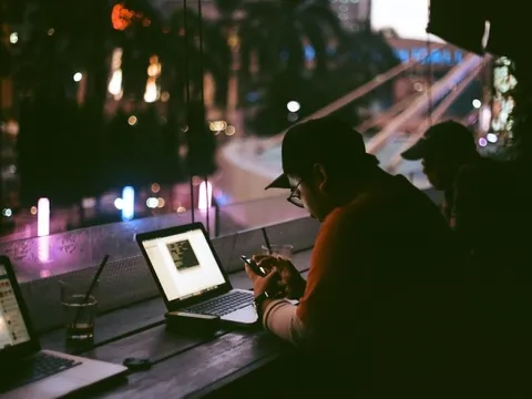 Chơi trong giờ làm, chạy deadline vào ban đêm