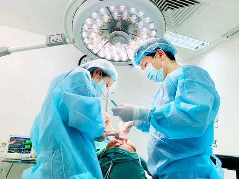 Kinh hoàng 10X tự tiêm silicon làm đẹp, trào chỗ nào dán 'keo con voi' chỗ đó