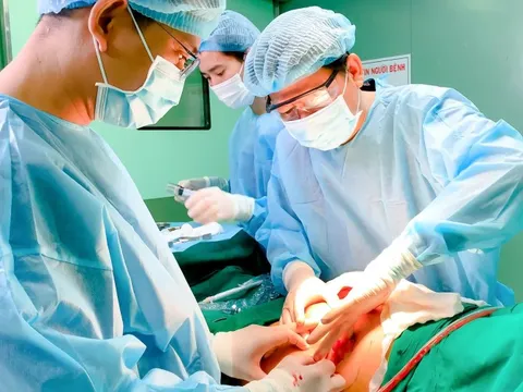 Sau 'nâng cấp vòng 3' ở spa, quý bà khổ sở cầu cứu khắp các bệnh viện vì hoại tử, lở loét