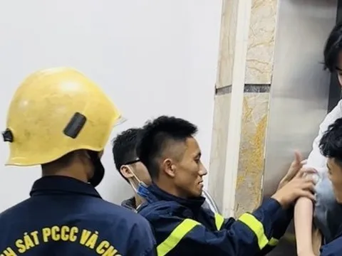 Giải cứu 4 học sinh mắc kẹt trong thang máy trung tâm Tiếng Anh