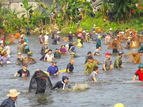 Sau tiếng trống, cả ngàn người mang nơm ào xuống hồ thi nhau bắt cá