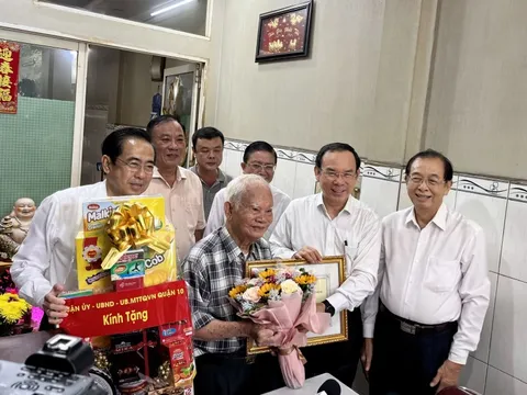 Bí thư Thành ủy TP HCM Nguyễn Văn Nên thăm, chúc mừng người cao tuổi