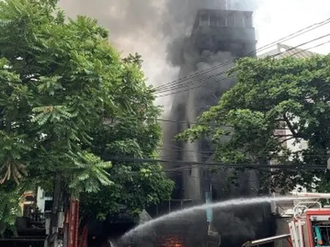 Hà Nội: Cháy cơ sở sửa chữa lốp ô tô, thiêu rụi 2 nhà liền kề
