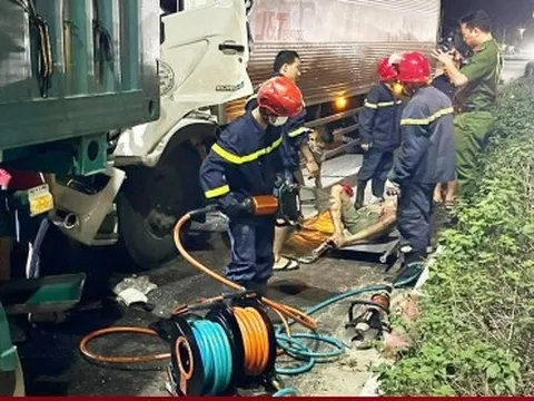 Hà Tĩnh: Giải cứu tài xế xe tải mắc kẹt trong cabin bẹp dúm