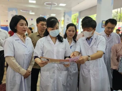 Bộ trưởng Bộ Y tế kiểm tra chiến dịch bổ sung Vitamin A tại Hà Nội