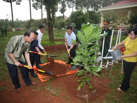 Đoàn đại biểu Thành ủy TP HCM giao lưu với cán bộ, chiến sĩ Sư đoàn 302
