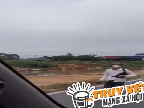 Phẫn nộ trước clip ghi lại cảnh đối tượng chặn đầu và đập vỡ kính xe cấp cứu