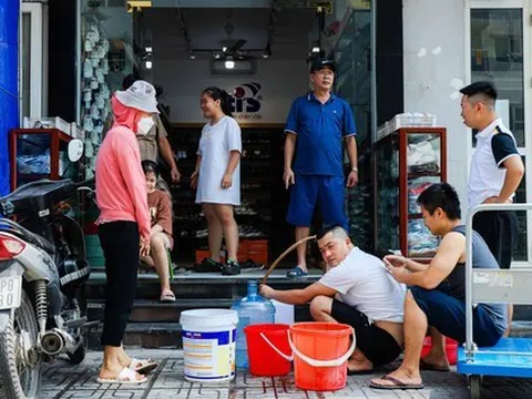 Người dân đi xin từng xô nước dưới cái nóng 40 độ C