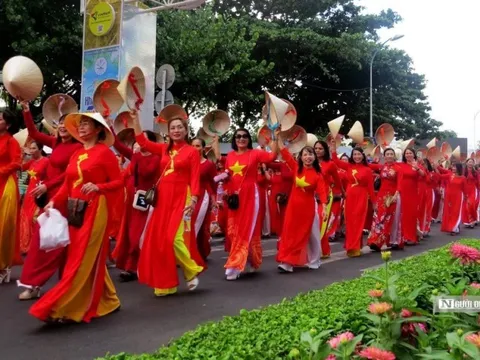 Hơn 6.000 phụ nữ Khánh Hòa diễu hành tôn vinh áo dài trên phố