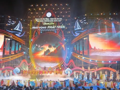 Rực rỡ sắc màu trong đêm khai mạc Festival Biển lần thứ 10