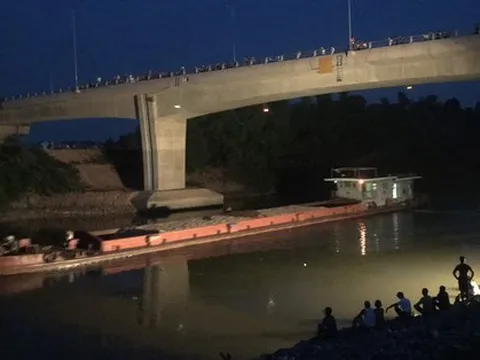 Hàng chục cảnh sát xuyên đêm tìm vớt thi thể hai nữ sinh