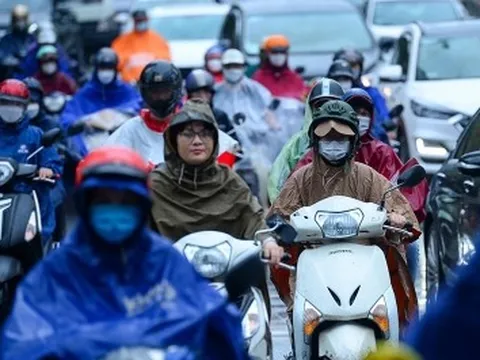 Hà Nội đón 'mưa vàng' giải nhiệt, nhiều nơi nguy cơ ngập úng
