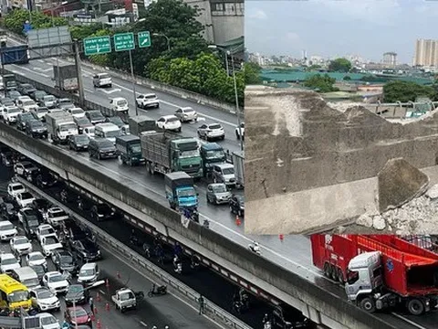 Xe đầu kéo mất lái, đâm vỡ lan can đường Vành đai 3 trên cao