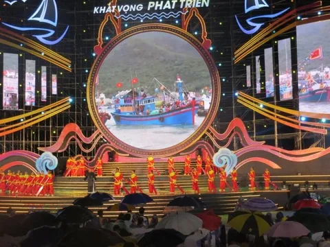 Đông đảo người dân, du khách đội mưa xem bế mạc Festival Biển