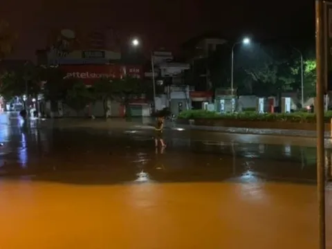 Mưa lớn khiến nhiều tuyến đường ở thành phố Sơn La ngập sâu