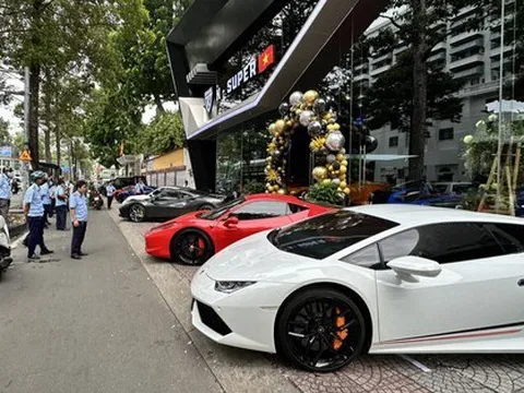 TP HCM: 6 "siêu xe" khiến một chủ cửa hàng mất tiền triệu