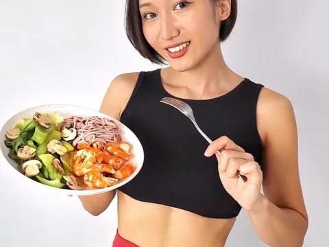 Quy tắc 'ăn no không tích mỡ' của nữ huấn luyện viên