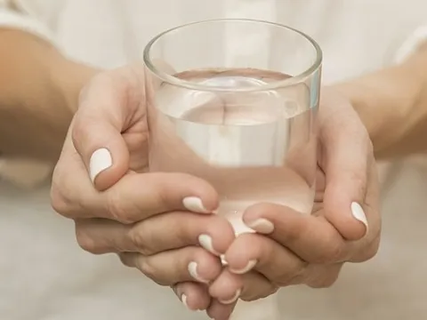 Hai sai lầm phổ biến về uống nước