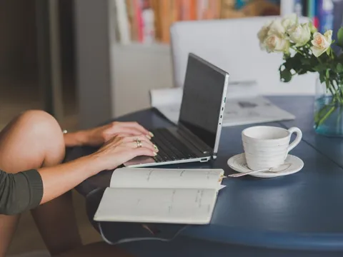 Nhân viên làm từ xa không mở laptop suốt cả tháng