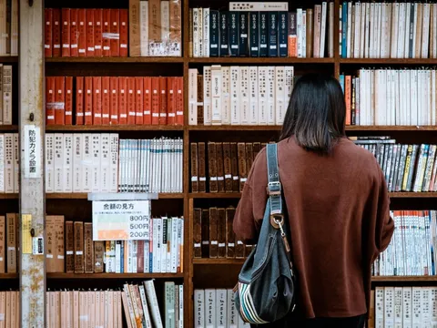 Bê bối rúng động khi TikToker ào ào viết sách