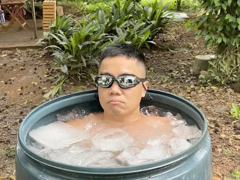 Tắm đá lạnh buổi sáng - thử thách rèn sức khỏe