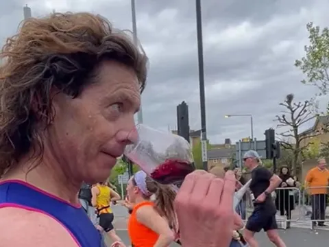 Vừa chạy marathon vừa uống 25 ly rượu