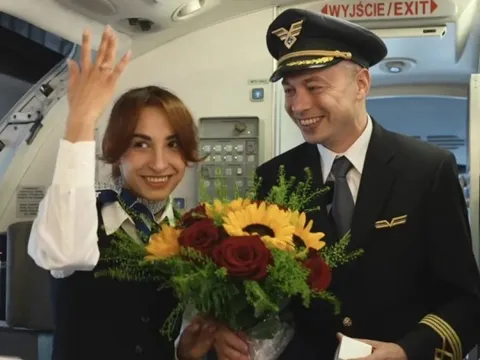Phi công cầu hôn tiếp viên hàng không trên chuyến bay