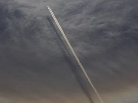 Chiếc bóng lạ trong nhật thực trăm năm có một