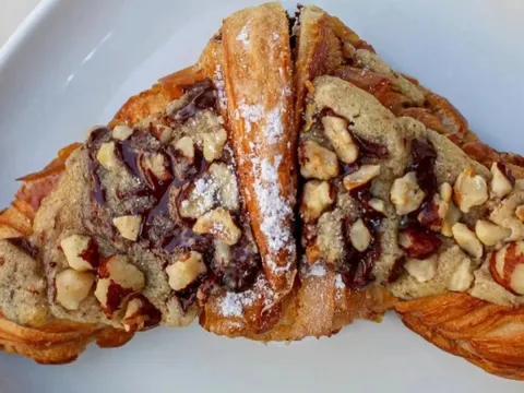 Thấy gì từ chiếc bánh 'hybrid' đang khiến cả thế giới phát cuồng