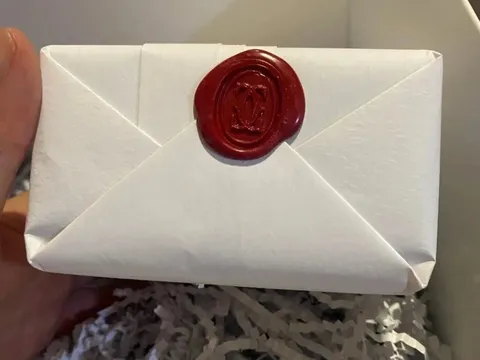 Mua được bông tai kim cương siêu hời vì hãng ghi nhầm giá thành 13 USD