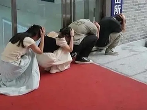 Đổ xô đến đồn cảnh sát để chụp ảnh check-in như tội phạm