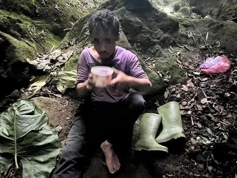 Con dao cứu mạng người đàn ông kẹt trên núi 10 ngày