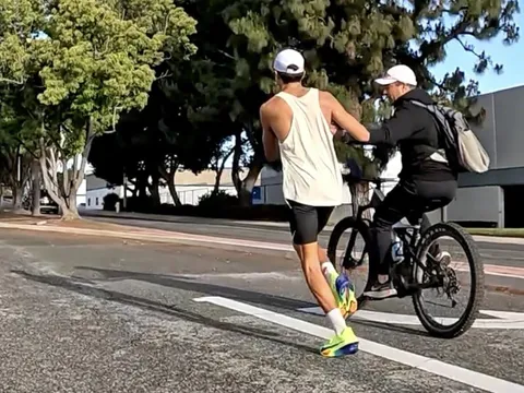 Bị tước chức vô địch marathon vì uống chai nước của cha