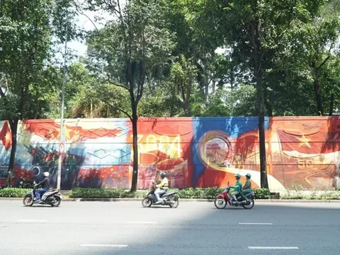 Điều đặc biệt về con đường bích họa dài 300m tái hiện lễ diễu binh dịp đại lễ 30/4
