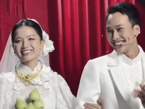 Bình và Hồng của 'Mưa đỏ' thành đôi trên sàn catwalk