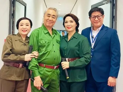 NSND Thu Hiền khoác tay tình cảm với NSND Quang Thọ, không nhận ra ca sĩ Anh Thơ