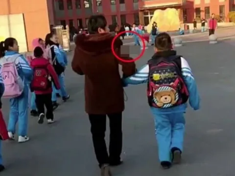 Đến trường tiểu học đón cháu, bà ngoại bỏ quên đứa trẻ trên đường, cái kết sau đó khiến nhiều người không ngờ