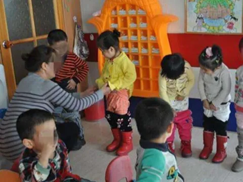 Thay đồ cho học sinh, cô giáo sốc khi thấy một thứ rơi ra từ túi quần bé, hiệu trưởng lập tức gọi phụ huynh