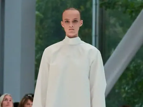 Nhà mốt Alaïa gây chú ý với thiết kế váy hóa thân thành boots