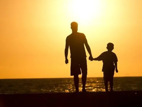 Vợ mất ở tuổi 30, người đàn ông một mình nuôi con, giữ trọn lời hứa năm xưa