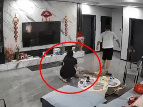 Cãi nhau với vợ, chồng lôi con riêng của vợ ra trút giận, camera giám sát ghi lại cảnh tượng phẫn nộ