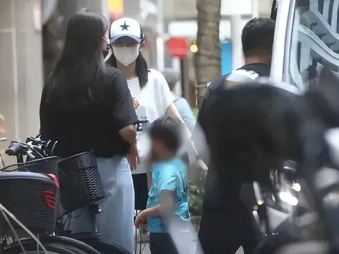 Chồng đại gia bị bắt vì lừa đảo, nữ diễn viên "Những ngã rẽ cuộc đời" một mình đưa 2 con đi viện