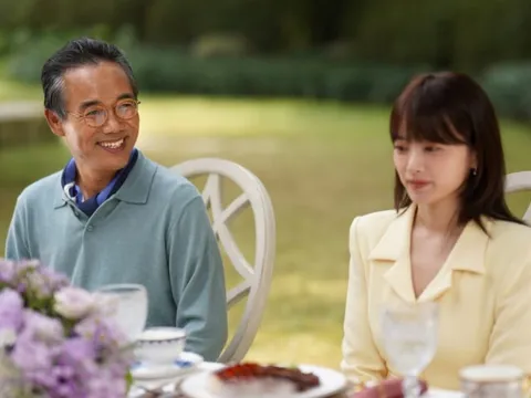 Sinh nhật bố chồng con dâu tặng phong bì 20 triệu, ông chuyển lại 50 triệu kèm lời nhắn khiến tôi lo sợ