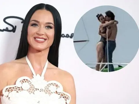 Ca sĩ Katy Perry ôm cựu Thủ tướng Canada trên du thuyền riêng